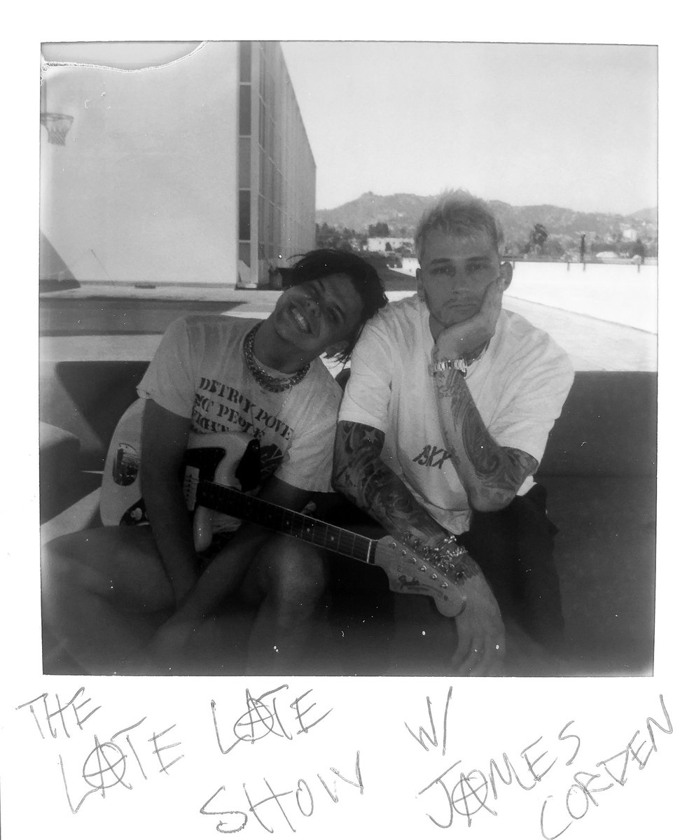 yungblud's tweet photo. see you tonight @latelateshow ... 12.37 am et/pt 🖤🖤🖤 https://t.co/TJNpTKmQQc