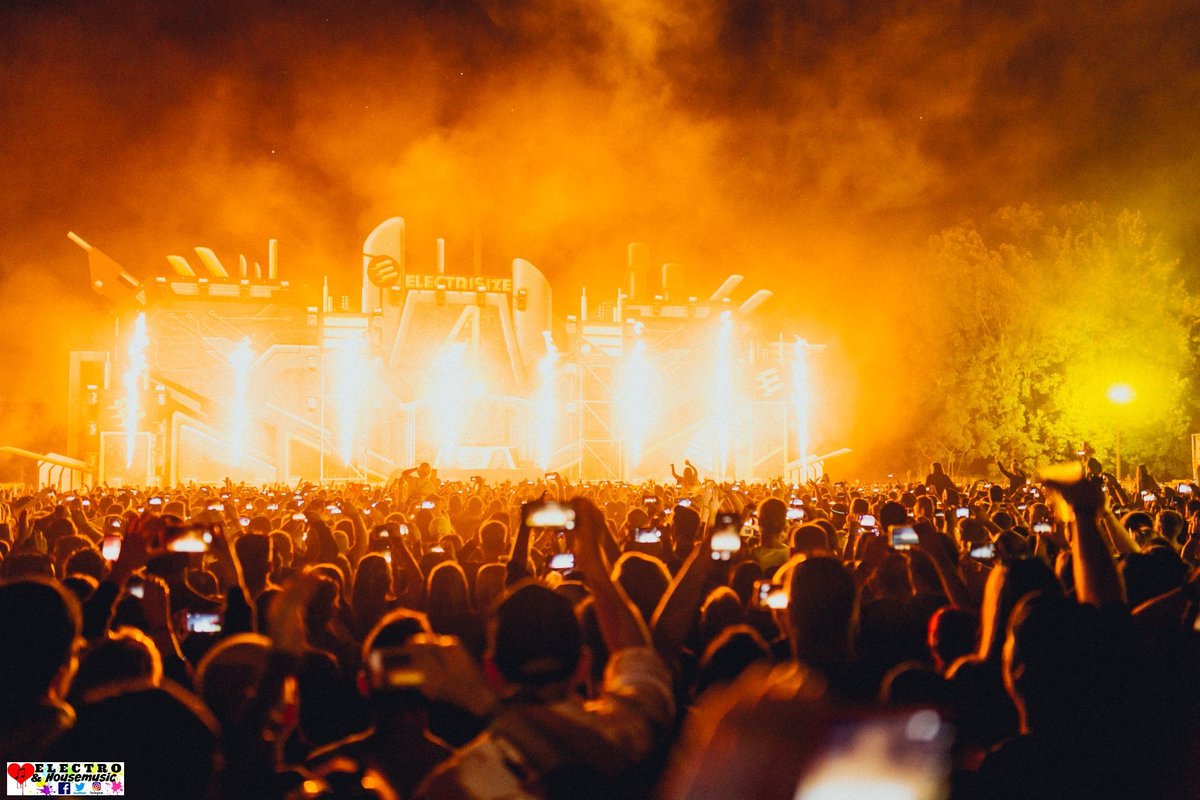 DJElectroHouseL's tweet photo. Disfruta al máximo tu experiencia en, @OfficialEsize 2019. ❤♫🔊🕺😍🙌👌✌🔥#electrisize2019 #esize #electrisize
#electro #electronicmusic #tomorrowland #rave #edmlove #love #edm #ibiza #party #MusicFestival #edclv2019 #EDMlife #dancing #Ultra2019 #dancing #mainstage #dj #music https://t.co/wACMtH02rr
