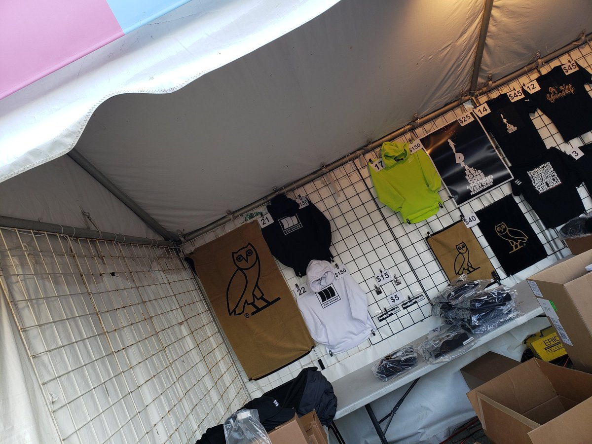 landiiskiez's tweet photo. Very fortunate to cop the white OVO Sound sweater today... 🙏 It's embroidered, the same they were selling in the OVO Store last month 6️⃣👌🦉🌙🔊 #OVOSound #soundsoundsound #OVOFEST2019 #OVOFest #6Landii #Drake #Landii2019 https://t.co/7ThdL1QJrt