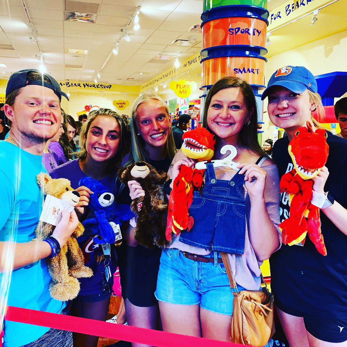 MarleesSmile's tweet photo. Today, our @mountainvistahs friends came out to build 100 furry friends for kids with cancer. You guys just know how to do it, Vista! Thank you for always honoring our Marlee and teaching us all to Be A Good Person! https://t.co/pkFlk0Dqym