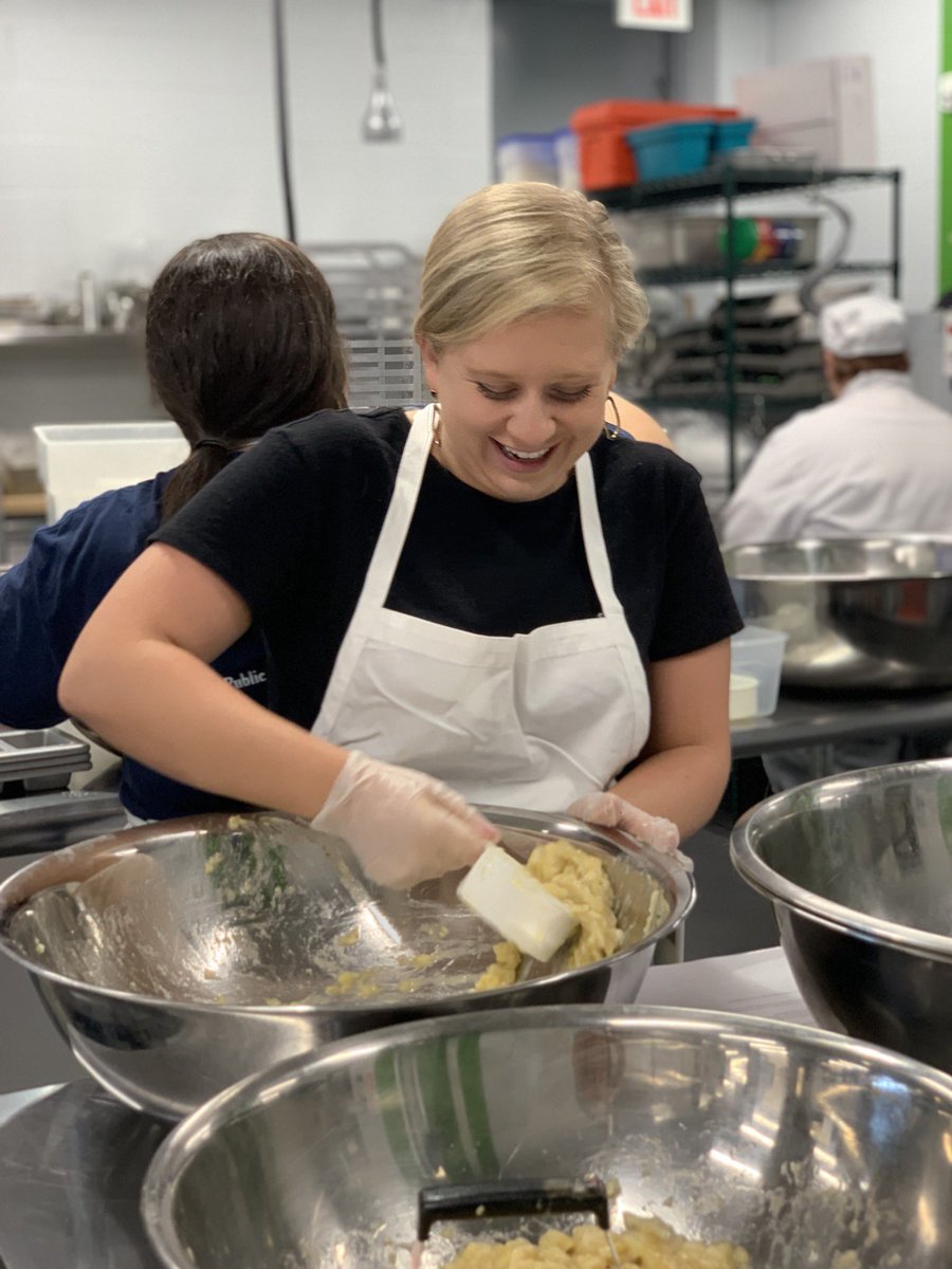 MistyNatskakula's tweet photo. When you work together, anything is possible! #cookingwithlove #engagedeagles #teambuilding @gcschools @GroveElementary https://t.co/2I1bJSZIqo