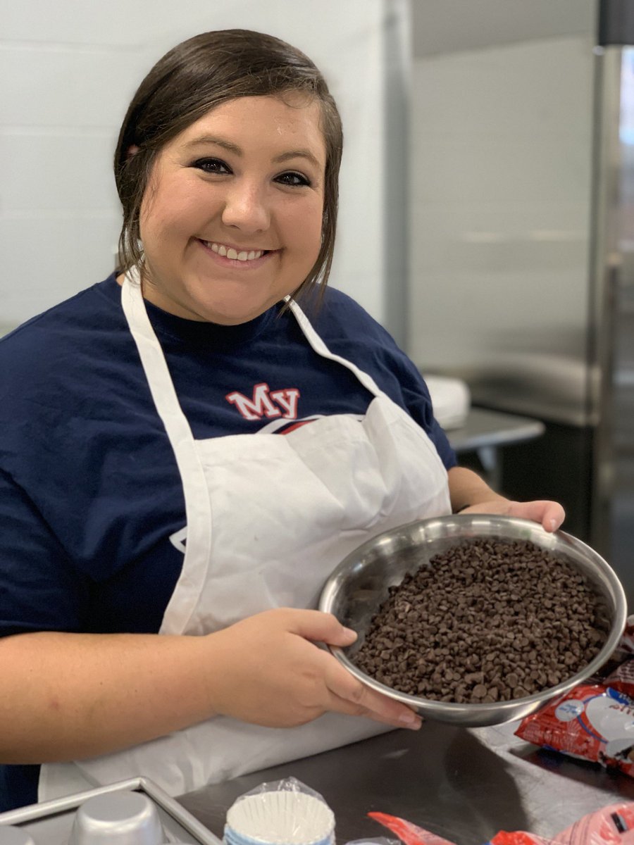 MistyNatskakula's tweet photo. When you work together, anything is possible! #cookingwithlove #engagedeagles #teambuilding @gcschools @GroveElementary https://t.co/2I1bJSZIqo