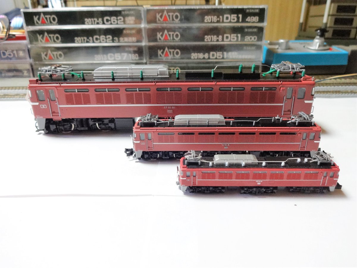 ゲージが異なるEF8181です。 HOゲージは大きいですね。 お召仕様風に