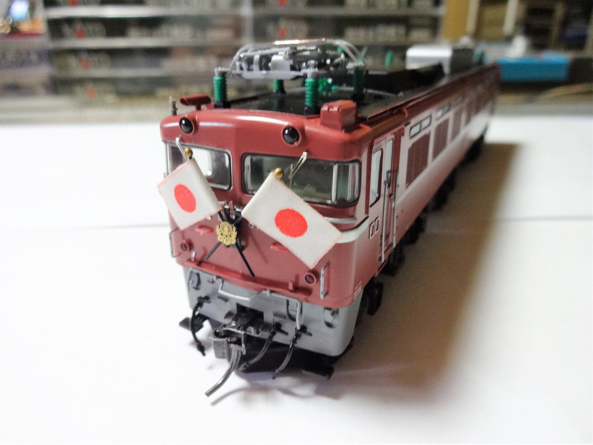 ゲージが異なるEF8181です。 HOゲージは大きいですね。 お召仕様風に