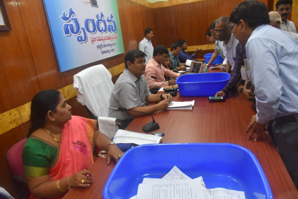 కలెక్టరేట్‌లో సోమవారం నిర్వహించిన ‘స్పందన’ కార్యక్రమానికి అర్జీదారులు పోటెత్తారు. గతంలో ఎన్నడూ లేని విధంగా 1,518 మంది అర్జీదారులు హాజరై తమ వినతులను అందజేశారు. కలెక్టర్‌ వి.వినయ్‌చంద్‌, జేసీ ఎల్‌.శివశంకర్‌, శిక్షణ కలెక్టర్‌ ప్రతిష్ఠ, తదితరులు అర్జీలు స్వీకరించారు.