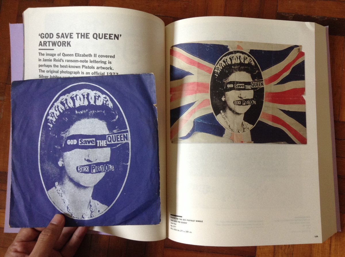 kuasasiswa's tweet photo. Jamie Reid design beberapa versi artwork untuk cover piring hitam single SEX PISTOLS "God Save The Queen". Versi pertama dia buat gambar Queen Elizabeth dengan swastika dekat mata dan safety-pin dekat mulut (gambar ke-4 di bawah) tapi kena reject dengan record label. https://t.co/b5EW3vrRxs