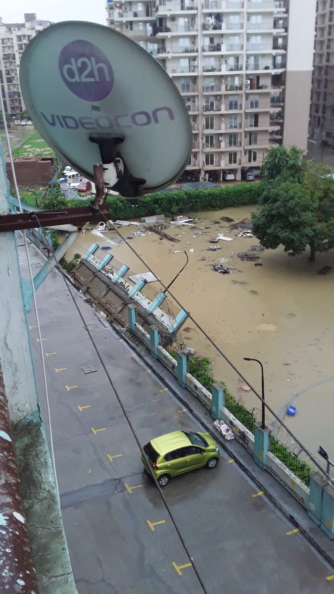 online_verma's tweet photo. @aajtak 
@gdagzb 
@myogiadityanath 
@Gen_VKSingh 
@ZeeNewsHindi 
@ABPNews 
@dm_ghaziabad 
@CNNnews18 
Today in our society "High End Paradise, Rajnagar Extn,GZB" boundary wall fall down into "RedCarpetGrand ground" bad construction quality done by builder.
Help us to give justice https://t.co/M4YYkQelYz