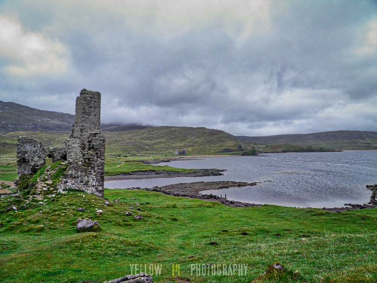 Ardvreck Castle and Loch Assynt, Scotland bit.ly/Yellow14red #scotland #sutherland #assynt #lochassynt #ardvreckcastle #ruins #castle #scottishloch #landscapephotography #skyporn #photographytrip #ruinedbuilding #medieval #castlelovers #wallart  #beautyofscotland #travel