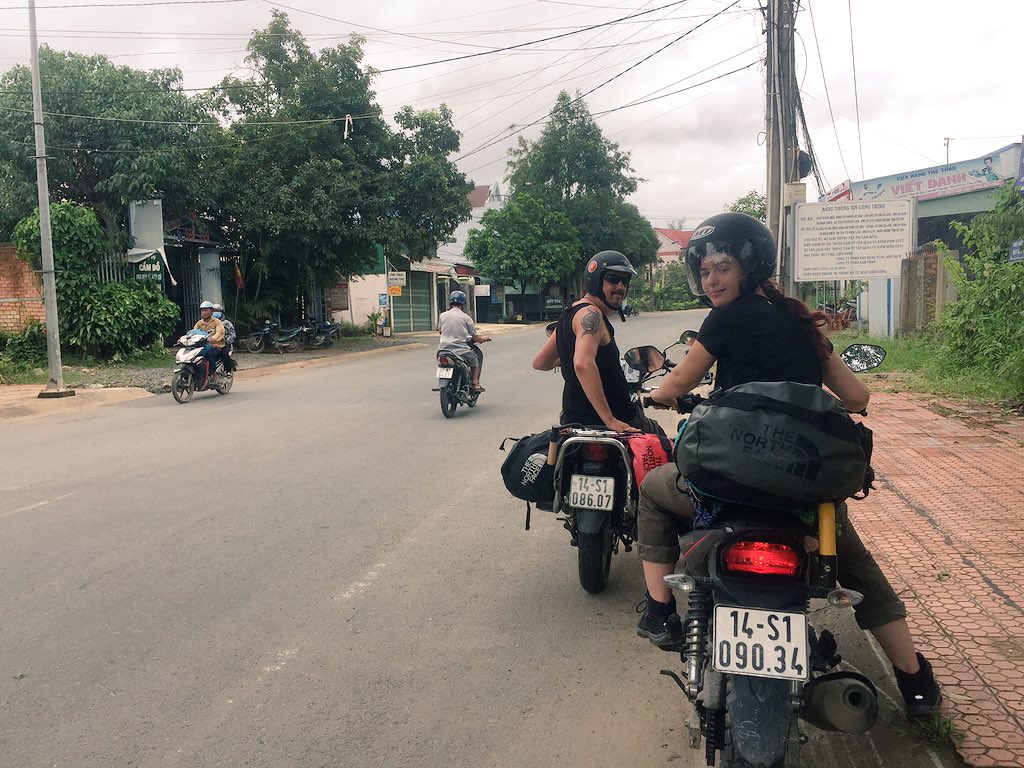 Nienke_Westerb's tweet image. Op de motorbike door Vietnam. Met @RWesterbeek1 en dochter2.  Prachtig hier. Wel regenseizoen dus de Vietnamese poncho’s gaan regelmatig aan. #nopicture