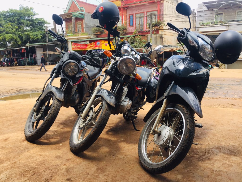 Nienke_Westerb's tweet image. Op de motorbike door Vietnam. Met @RWesterbeek1 en dochter2.  Prachtig hier. Wel regenseizoen dus de Vietnamese poncho’s gaan regelmatig aan. #nopicture
