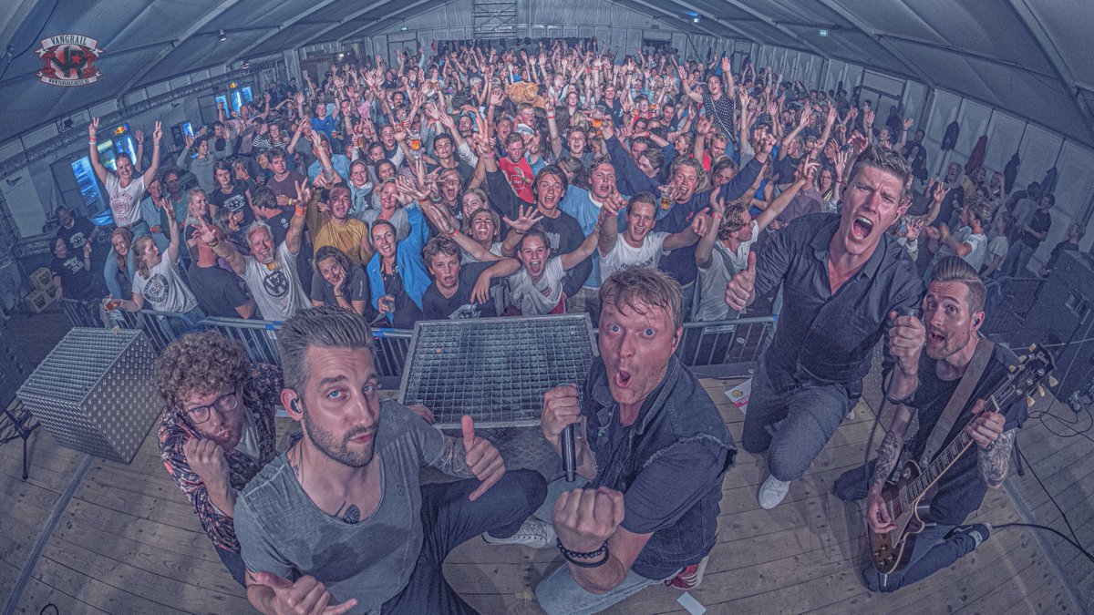 Vangrail's tweet image. Overdag om de eer, 's avonds voor de sfeer ⛵️ Gisteravond was een maandag om de grootschoot nog iets strakker te trekken. Wat zijn zijn we onwijs verwend in op het starteiland in de Sneekweektent! We kijken uit naar 2020! Thx Yodi ❤️ Woensdag spelen we in het centrum! 🙌🏻