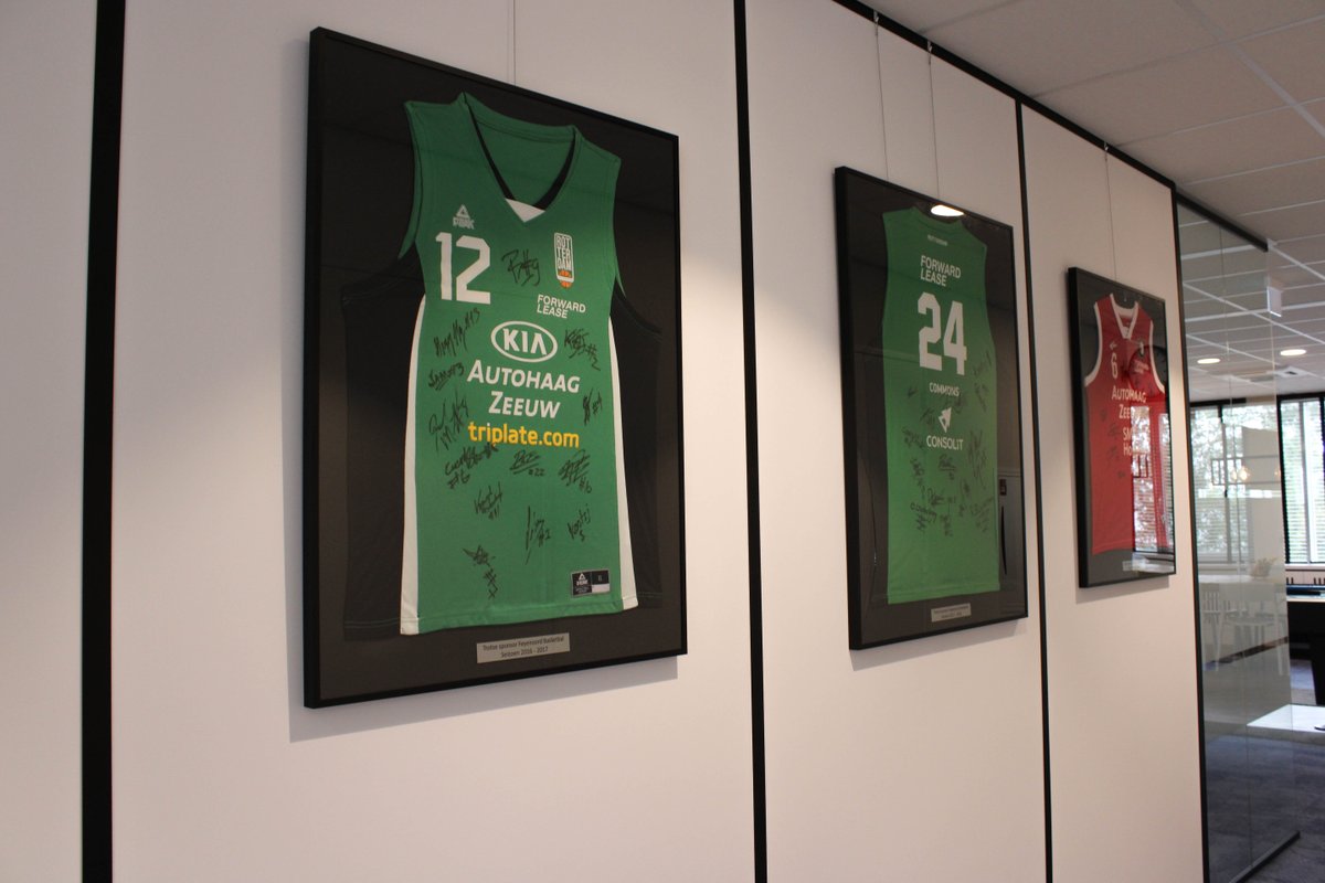 Wist u dat Consolit hoofdsponsor is van Feyenoord Basketball? Daarom hangen deze shirts in ons kantoor! Consolit vindt bewegen belangrijk. Niet alleen fysiek bewegen, maar ook het uit zijn op actie, training en vooruitgang. #feyenoordbasketball #feyenoord #consolit #samenwerking
