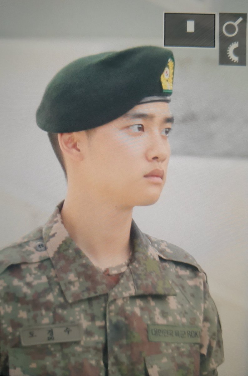MoncherDo's tweet photo. 핸드폰이 왜 색ㄱㅏㅁ을 못잡는지 갑자기 왜 오빠 흑백스러워졋는즤ㅠㅠ 그래두 너무기엽디ㅡ네요ㅠㅜ #경수 https://t.co/VvWpGeSz6W