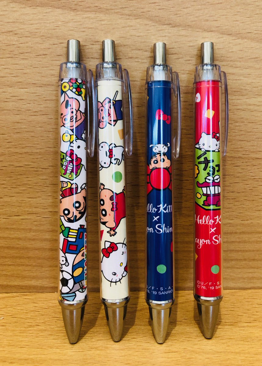 公式 ニジゲンノモリ on twitter 新商品情報 クレヨンしんちゃん ハローキティ のコラボグッズ販売中 可愛いボールペンは全4種 しんちゃん と キティ のポップなデザインです お土産にもお勧め 商品名 ボールペン 756円