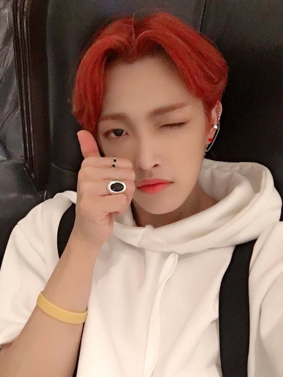ATEEZofficial's tweet photo. [#홍중] 이 사진은 언제 사진일까요~~?
(멘션으로 정답을 맞히신 분은 추첨을 통해 성화의 애교를 드립니다‼️)
#ATEEZ #에이티즈 https://t.co/fCyIsCNxro