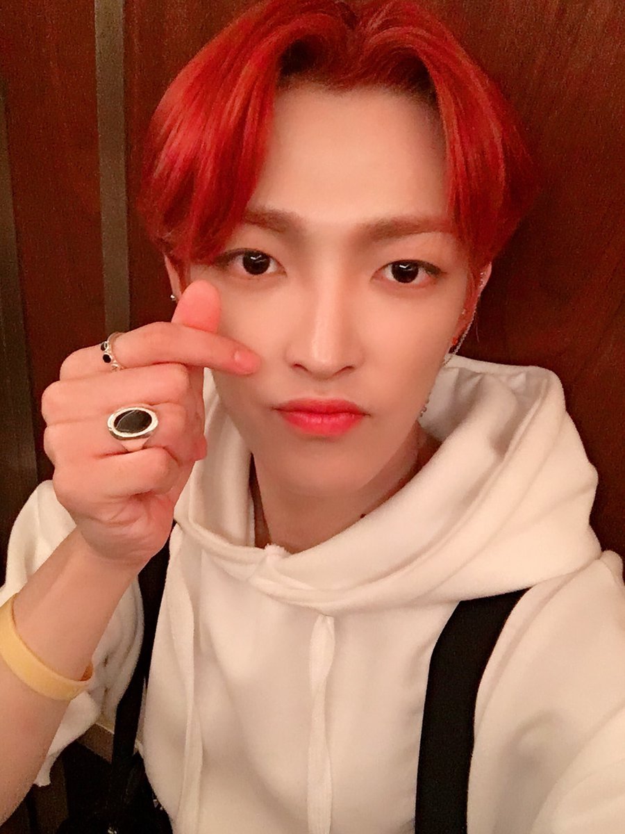 ATEEZofficial's tweet photo. [#홍중] 이 사진은 언제 사진일까요~~?
(멘션으로 정답을 맞히신 분은 추첨을 통해 성화의 애교를 드립니다‼️)
#ATEEZ #에이티즈 https://t.co/fCyIsCNxro