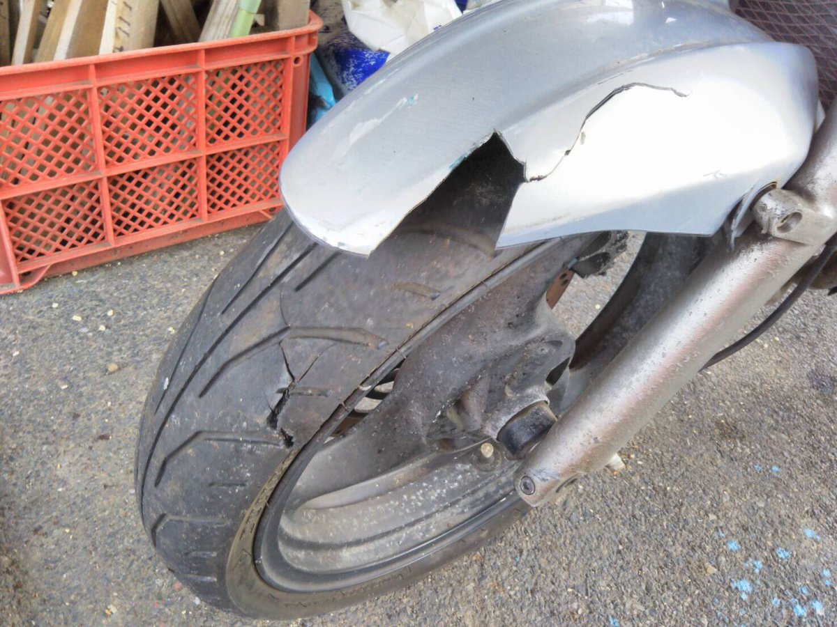 Nazhoo4's tweet photo. バイクの任意保険の更新時期が来ました。

家族を安心させるために、家族の前で保険屋さんに電話して「バイクは辞めたので更新しません」と伝えました。

24年のバイク生活に終止符。
心に大きな穴が空きました。

事故後のバイクの写真添付します。
見た目。普通。フロントが少し。。 https://t.co/nj5SSi0X2t