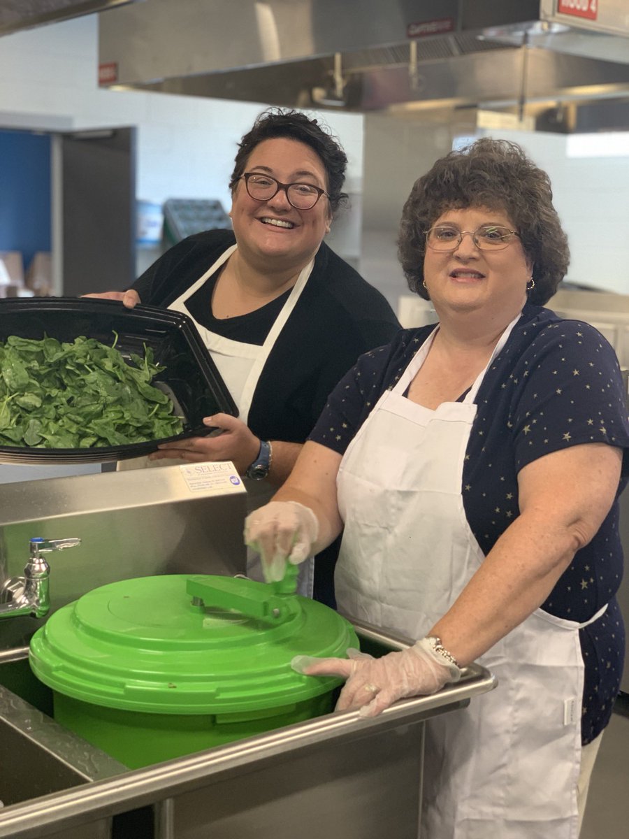 MistyNatskakula's tweet photo. Making a difference, one veggie at a time🥦🥕🥒🥬 #cookingwithlove #engagedeagles #teambuilding #FacultyCouncilRetreat @GroveElementary @gcschools https://t.co/WgDoTftXoO