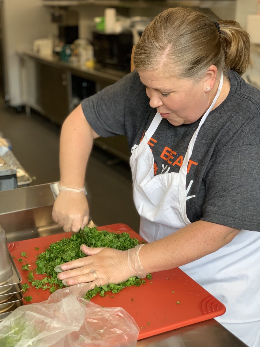 MistyNatskakula's tweet photo. Making a difference, one veggie at a time🥦🥕🥒🥬 #cookingwithlove #engagedeagles #teambuilding #FacultyCouncilRetreat @GroveElementary @gcschools https://t.co/WgDoTftXoO
