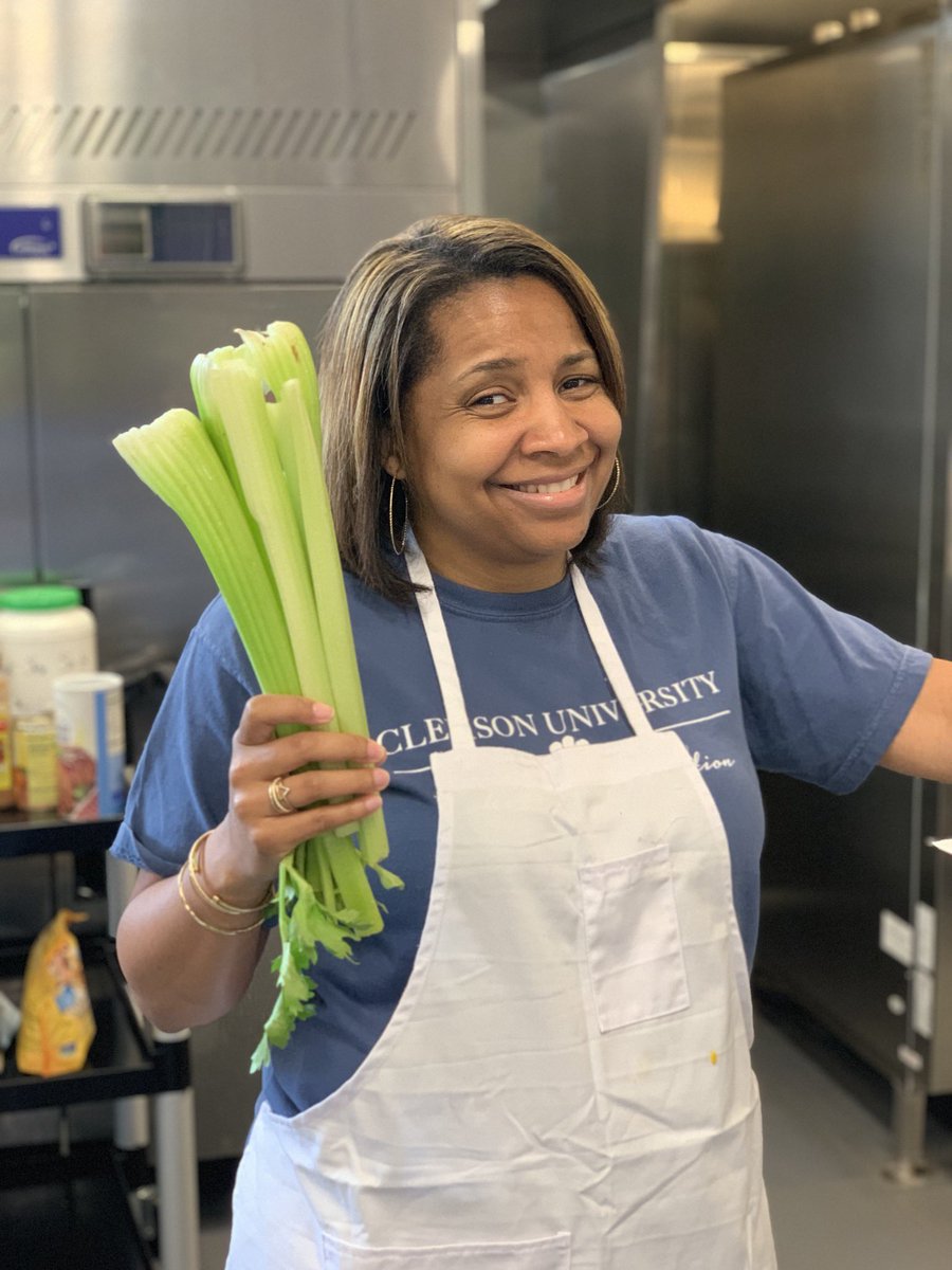 MistyNatskakula's tweet photo. Making a difference, one veggie at a time🥦🥕🥒🥬 #cookingwithlove #engagedeagles #teambuilding #FacultyCouncilRetreat @GroveElementary @gcschools https://t.co/WgDoTftXoO