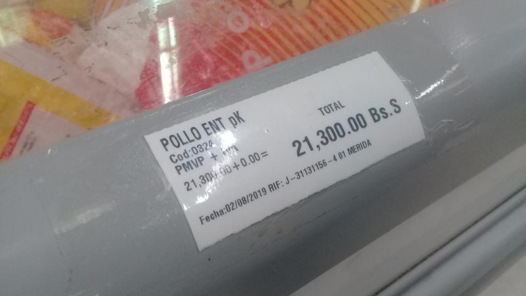 jadesdelgado's tweet photo. #5Ago|¡Impresionante! Un venezolano trabaja durante un mes para comprar un solo pollo. El precio del kilo oscila entre los  Bs. 21.000 y 25.000  y el salario mínimo es de Bs. 40.000 más el "bono de alimentación" de 25.000
 #Hiperinflación #Venezuela #News #Noticiaas #Economia https://t.co/Y6kX7K1aby