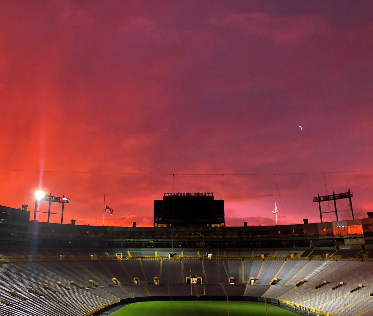 LambeauField's tweet photo. Tonight’s golden hour ☀️⚡️🔥 https://t.co/2OgnjKI0so