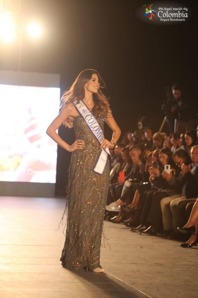 Somos taller de libertad y taller de artesanos que tejen cultura e historia.

En el #DesfileBicentenarioColombia nos acompaña la señorita Colombia, <a href="/GabrielaTafur/">Gabriela Tafur</a>, quien luce un vestido confeccionado por artesanos de Duitama, por manos boyacenses con herencia de Libertad.