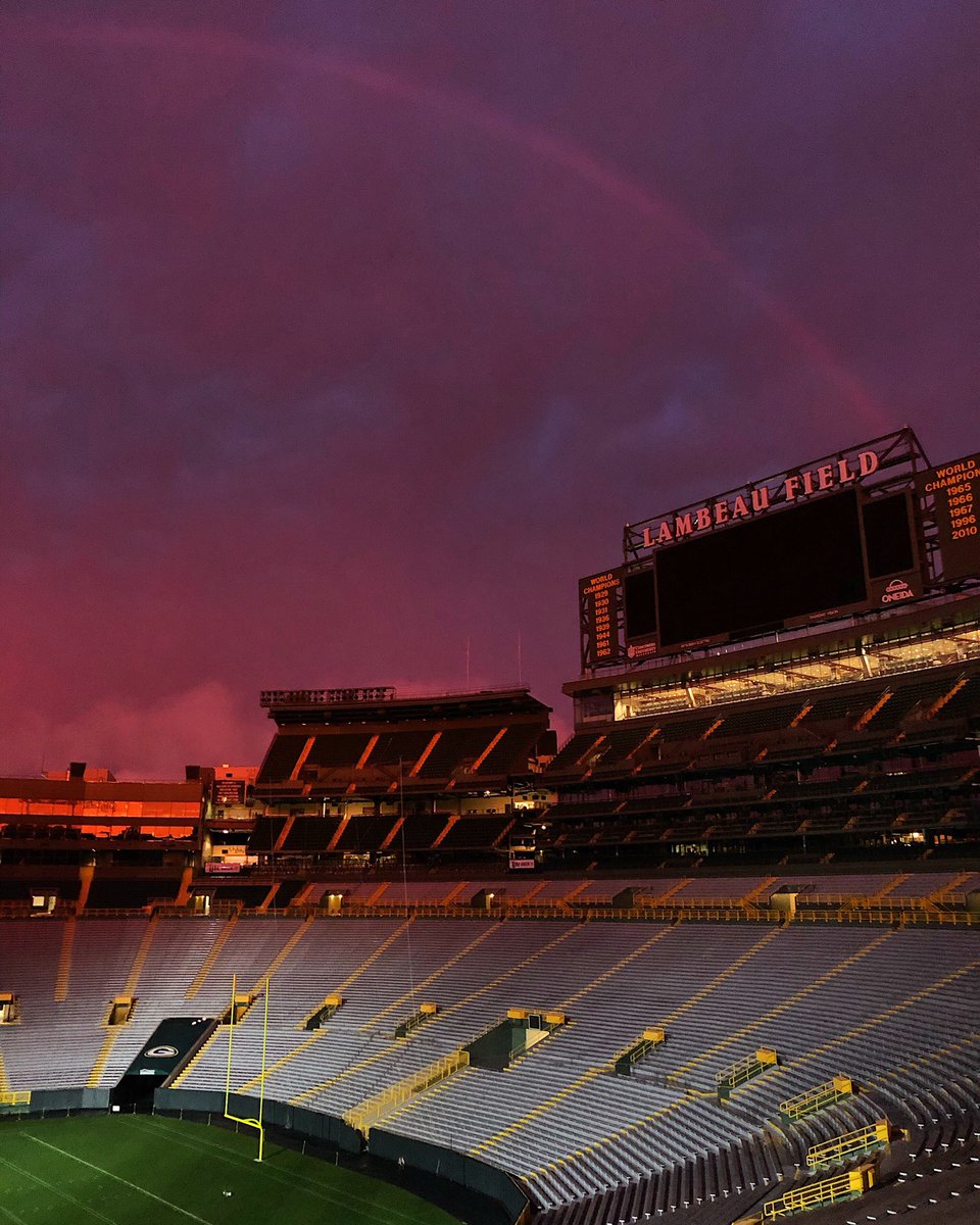 TessaRuid's tweet photo. Magical sunset at @LambeauField tonight. 🏈✨🌈 #PackersCamp https://t.co/57F4KaZKAA