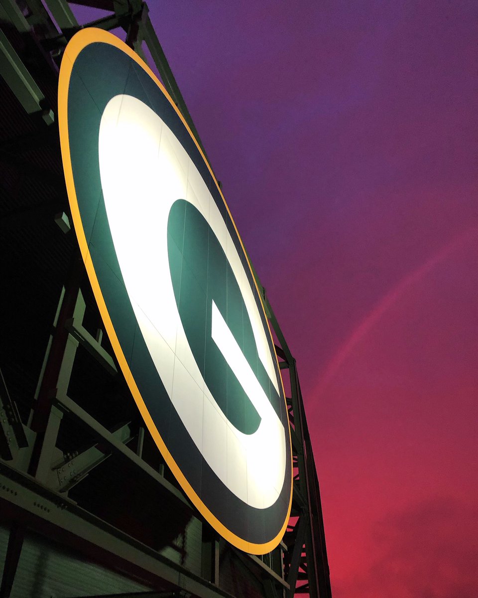 TessaRuid's tweet photo. Magical sunset at @LambeauField tonight. 🏈✨🌈 #PackersCamp https://t.co/57F4KaZKAA