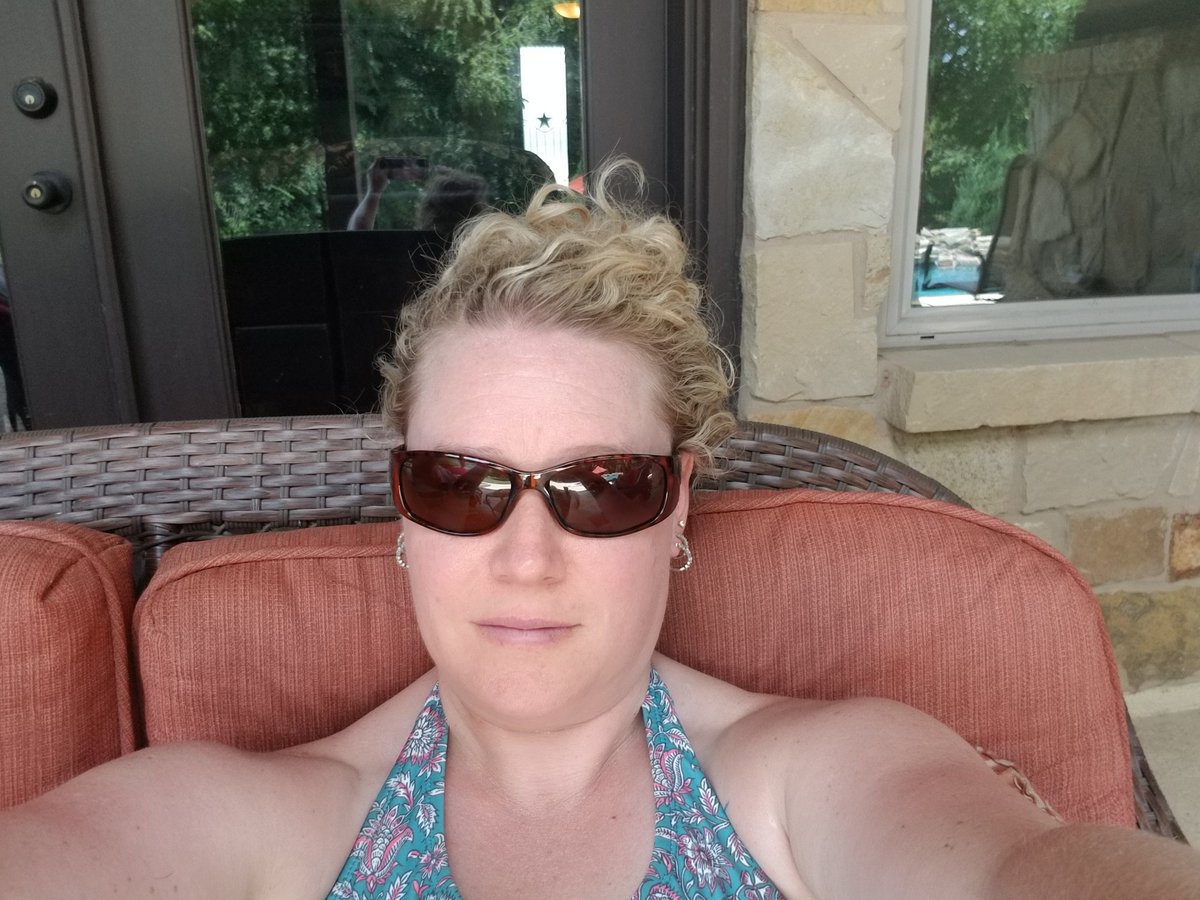 Relaxing on the patio, soakin' up a few more days of summer. #twesummerfun <a href="/TWEHowl/">Tom Wilson Elementary</a>