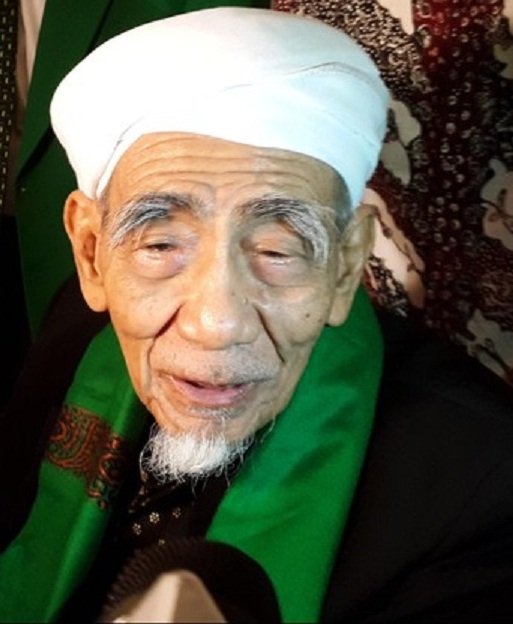 KatolikG's tweet photo. Berduka cita yang dalam atas meninggalnya Guru Besar kita:

KH. Maimoen Zubair.

Guru yang tak lelah menyerukan persatuan NKRI dengan sejuk dan penuh kedamaian.

Kyai... Selamat berjumpa dengan Gus Dur di Surga. https://t.co/Pj0tCtb1BD