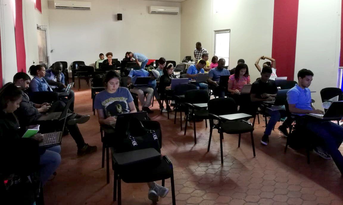 guakiambiente's tweet photo. Recientemente, el @JardinBotanicRD y Guakía Ambiente impartieron conjuntamente un curso de Sistemas de Información Geográfica (SIG) para la conservación de los recursos naturales. El curso fue facilitado por la Dra. Michela Izzo y el Ing. Mario Vera. 
https://t.co/hyjB0gSCOa https://t.co/JASGv3pSzj