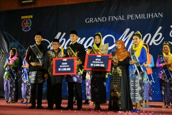 IdrisAShomad's tweet photo. Selamat kpd abang Mahathir Muhammad (Athir) dan Mpok Risya Jaya Sabila (Risya) yg tlh berhasil menjadi Abang-Mpok Depok 2019, semoga mampu membawa, mempromosikan, serta menyosialisasikan potensi pariwisata &amp; potensi lainnya yg dimiliki oleh Kota Depok kpd masyarakat.
(05/08/2019) https://t.co/ZPvfrpj4wQ