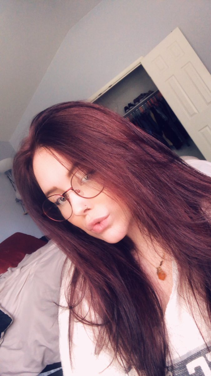 Sesley_blue's tweet image. Red🥀