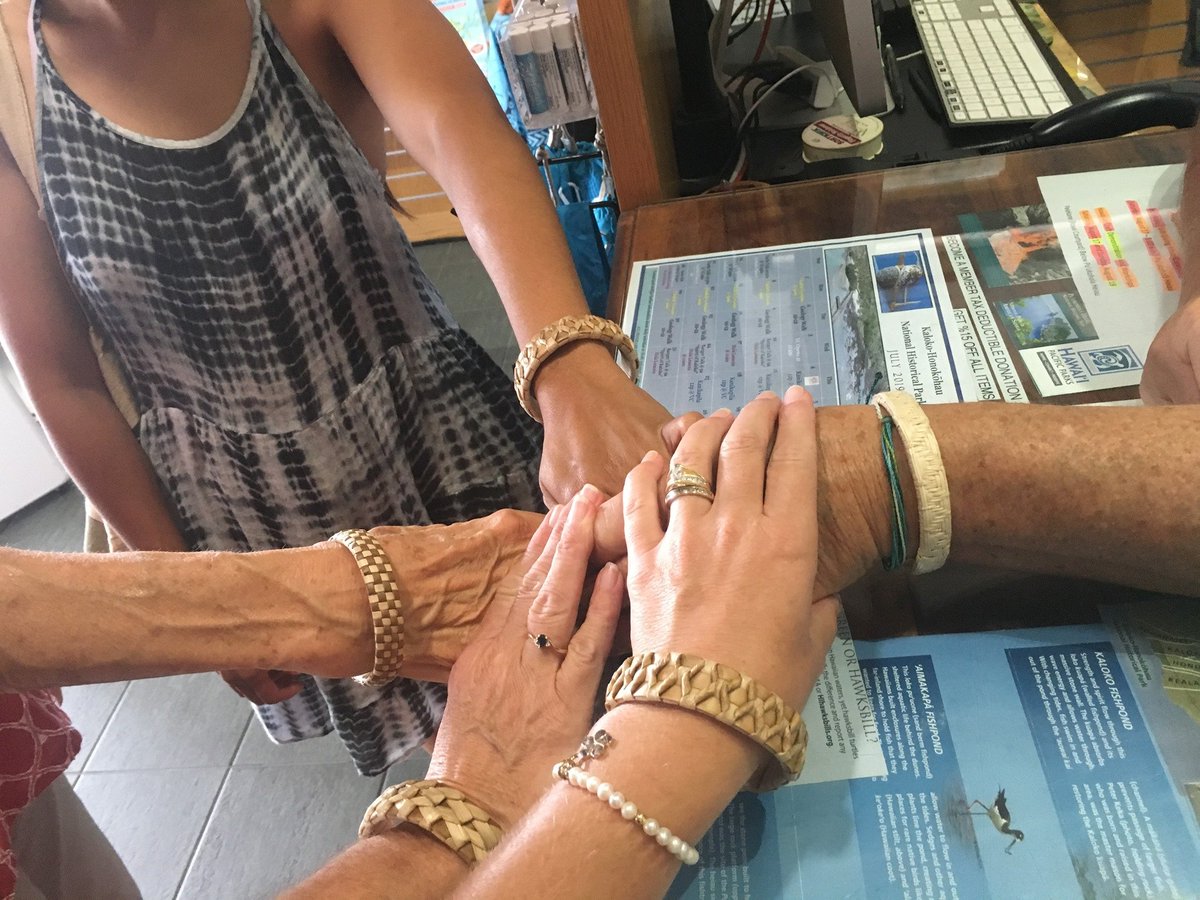 HIPacParks's tweet photo. We're so proud of HPPA Master Weaver Hulali! Highly suggest everyone call #KalokoHonokōhauNationalHistoricalPark & book early to get a seat for her #weekend classes. (808) 326-9057 (limit 5 per class) #weaving #lauhala #weavinglauhala #masterweaver #Hulali #HPPA #NPS IMG: NPS https://t.co/ojqfH1pX8T