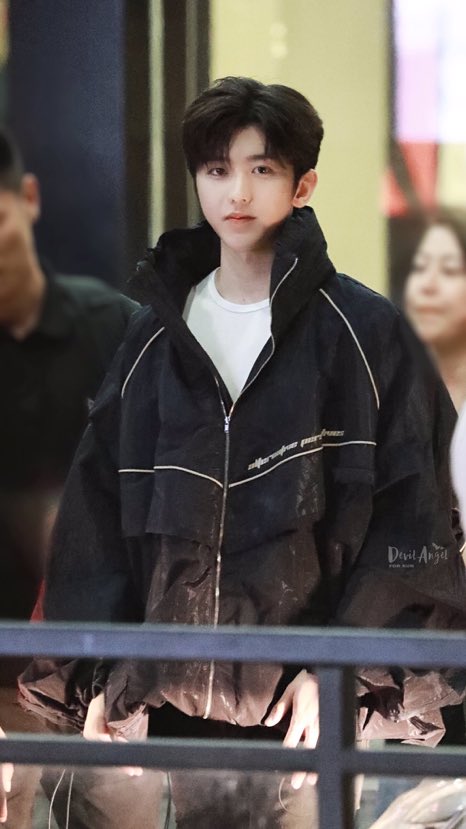 ipcxkun's tweet photo. HIS CHEEKS. https://t.co/8bUPMtuHGk