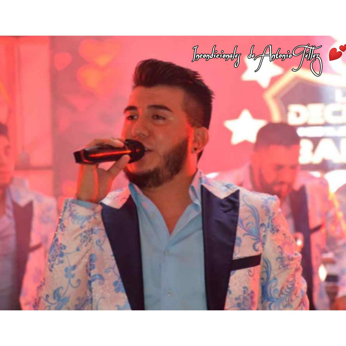 IncondicionalAT's tweet photo. "El que tiene ganas de cantar, siempre encuentra una canción".🎤💖

#AntonioTellez👑 #IncondicionalesDAT💜 #LDBLM🎙️🎺 #TMG https://t.co/XNNUOcYCSZ