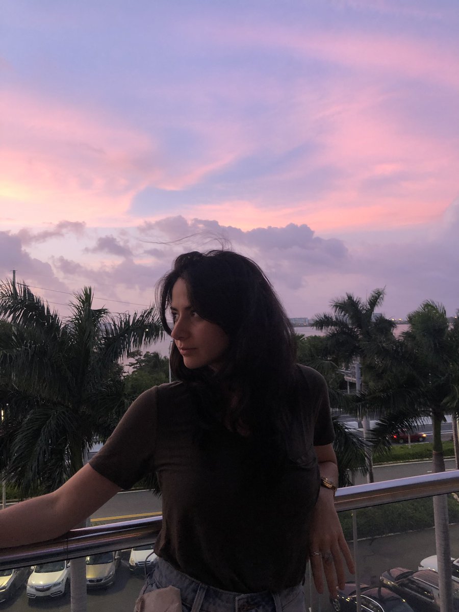 TiffanyRubi's tweet photo. Picheen mi cara en la segunda foto, miren el cielo que es el verdadero protagonista #truebeauty https://t.co/4N5vnppzYR