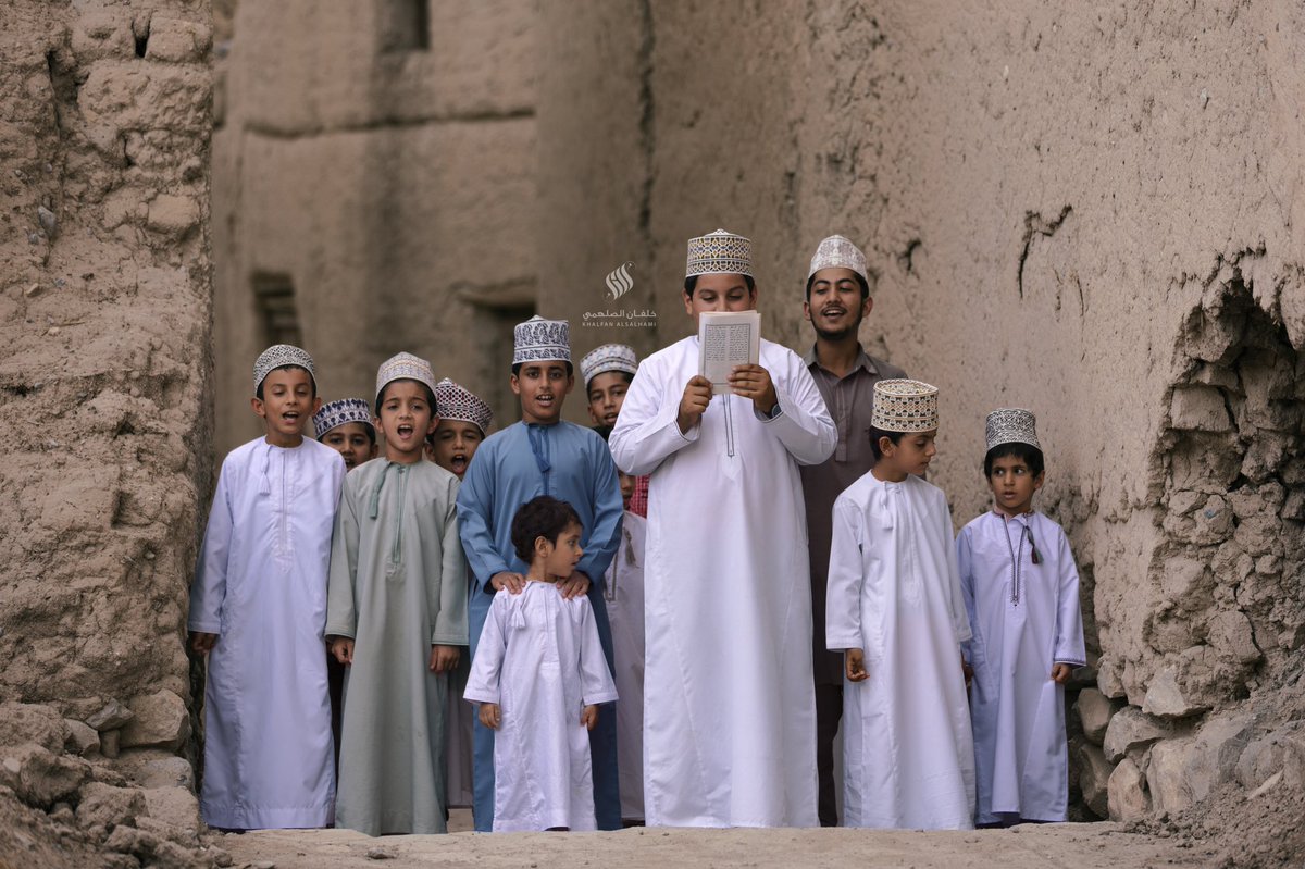 ويمضي، من خلفه صبية هاتفين في نهاية كل بيت شعري بالدعاء:  «سبحان الله لا إله إلا الله». ولا تزال «التهلولة» معمولا بها في ولايات المنطقة الداخلية وتحديداً في ولاية نزوى بيضة الإسلام تعتبر التهلولة من المظاهر التراثية العمانية المنبثقة من القيم الإسلامية، فيها يخرج الأطفال والشباب