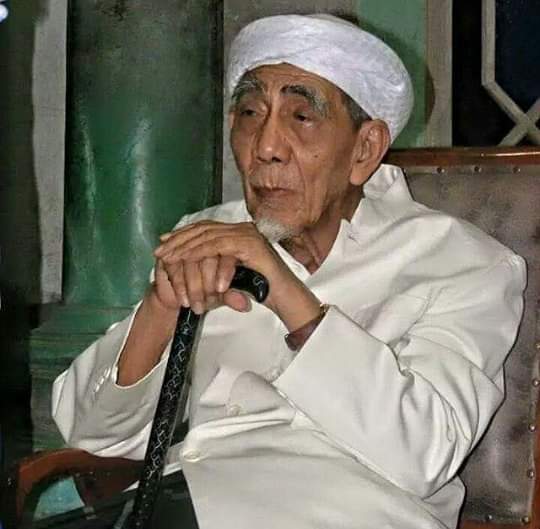 A very very very SAD news.

The great ulama from Java (perhaps the greatest and the most erudite traditional ulama who still live today in Indonesia), Kiai Maimoen Zubair, just died in Mecca. A BIG loss for Muslim in Indonesia, and for the world of knowledge.

😭😭😭😭😭