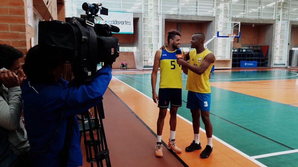 VoleiColombia's tweet photo. ¿Habrán pasado el casting para periodistas deportivos en https://t.co/21yfzVpzCE? 🤨🧐🤔🤣
#VoleiMasculino #FedeVolei #VoleibolColombia #Colombia #Voley #volei #voleibol #volleyball #Instavoley #instavolley #somosequipo #LoveVolleyball #LoveVolley https://t.co/sRvtXe0LNv