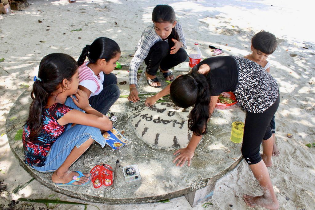 We don’t need TV or phones or tablets to have fun? Children baking a delicious sand cake for the little one’s birthday. #ReethiRaajje  #HAUtheemu