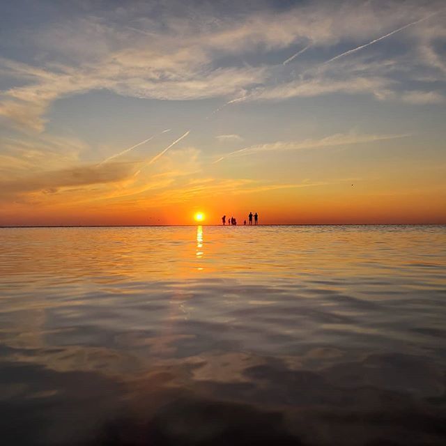 DesignLemming's tweet photo. #beachsunset on #capecod is a nice way to end the day https://t.co/ubiIswIT6T https://t.co/s6iPilktSQ