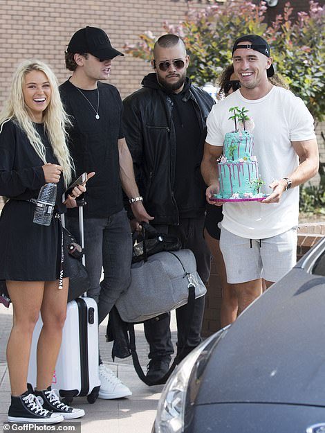 gregosheaupdate's tweet photo. Amber,Greg,Lucie and Joe out and about earlier today 
#AmberRoseGill #GregOShea #LucieDonlan #JoeGarratt #LoveIsland #loveisland2019 https://t.co/FquaDQ826p