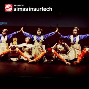simasinsurtech's tweet photo. Tari Saman adlh tari tradisional Indonesia yg berasal dr Aceh. Kota yg brhasil bangkit pasca #tsunami thn 2004. Bencana yg terjadi tiba2 & menimbulkan kerugian sgt besar. Ayo lindungi rumahmu dgn #SIHomi dr #SimasInsurtech yg memberi jaminan dr kebakaran hingga bencana alam. https://t.co/UJiKHdIR51