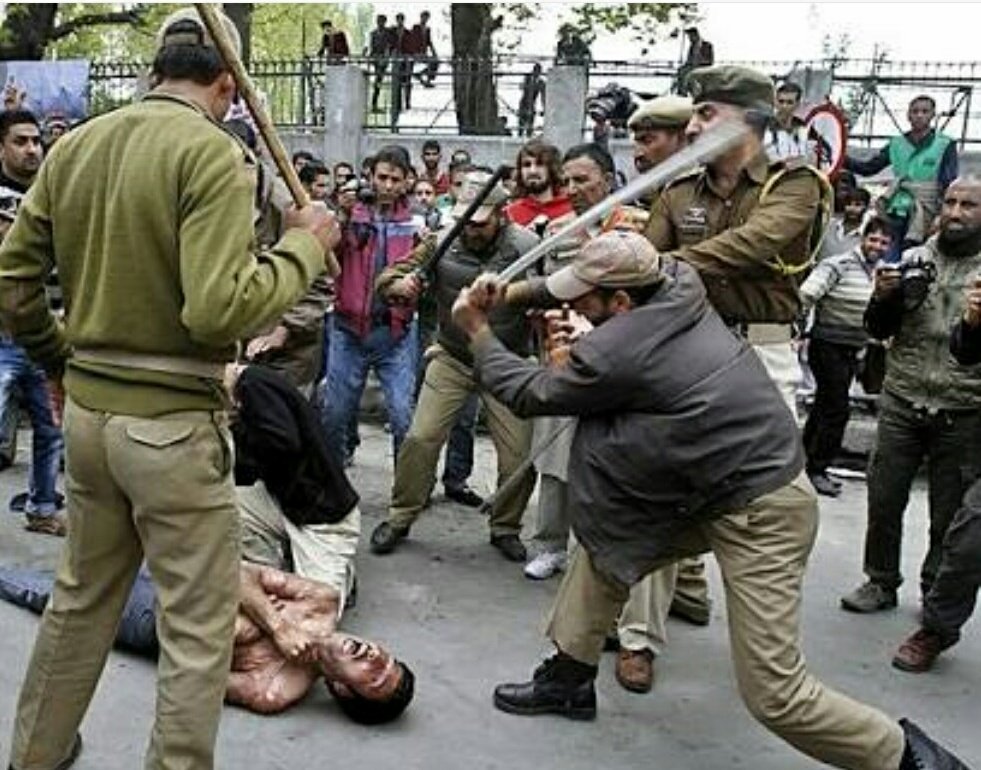 PakistanArmyZi7's tweet photo. #StandwithKashmir
اس ٹویٹ کو ری ٹویٹ کرکے بھارتی فوج کے ظلم کو دنیا کے سامنے آشکارا کریں۔/ https://t.co/Ac4q5kxZeN