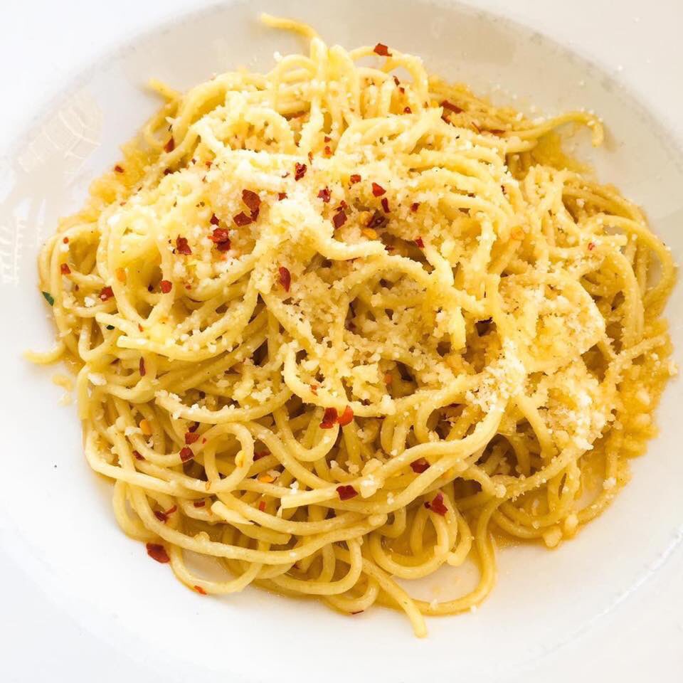 The heat is on 🔥 Fresh Spaghetti alla Chitarra with Garlic, Chili Flake, and Olive Oil. #aglioeolio #freshpasta #nashvillefood #nashvilleeats #pastagoals