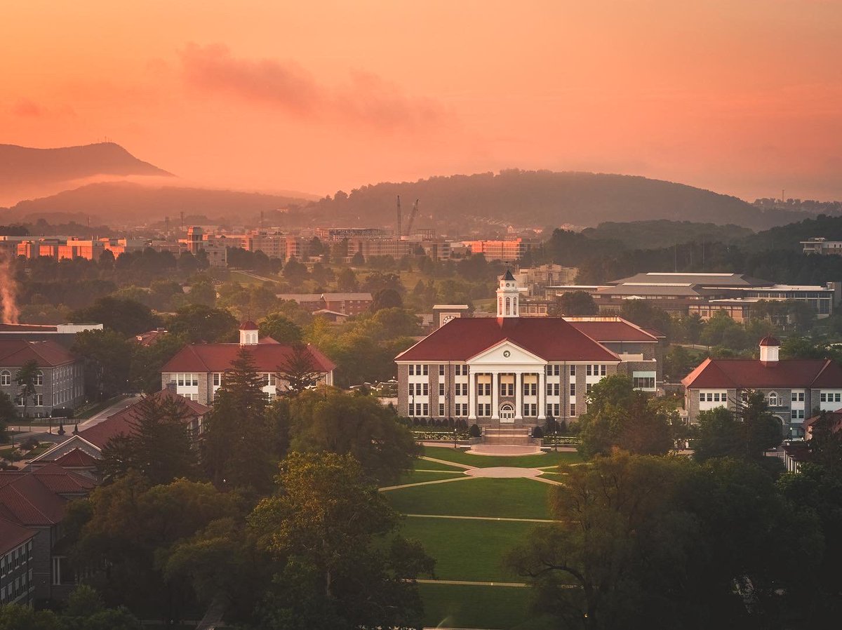 getcreativedog's tweet photo. For all of you #dukes that are headed to school in a few weeks, your campus awaits (and she’s beautiful) - #JMU #goDukes

@VisitVirginia @JMU https://t.co/ma0RVOBiri