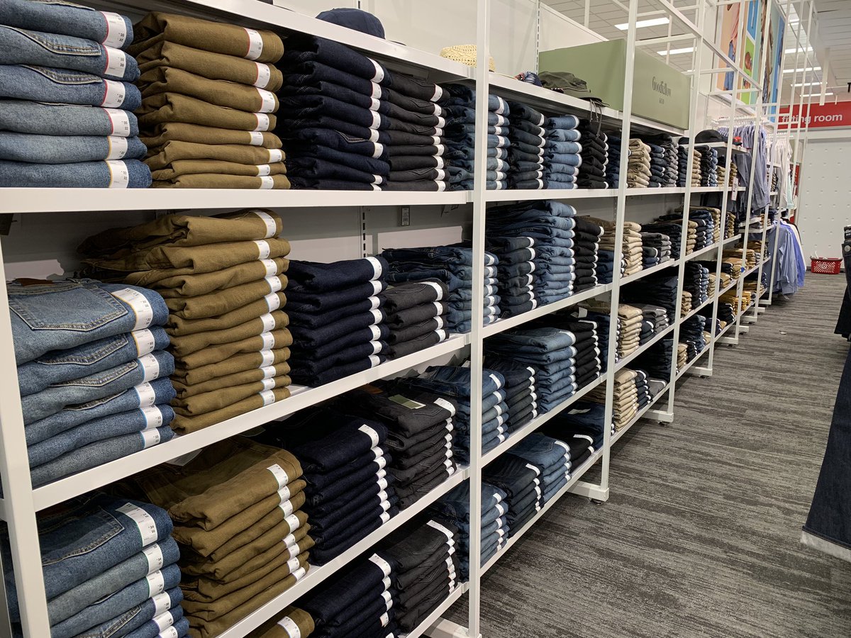 compere5's tweet photo. Spent sometime in Men’s today going over denim fold standards 👀👖#1148 https://t.co/CpC1ThTL0P