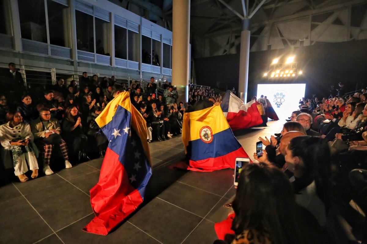 Gracias esposa <a href="/DanielaAssisF/">Daniela Assis Fierro</a> por ser la artífice del #DesfileBicentenarioColombia.

Gracias a tu amor hoy celebramos con talento, creatividad y colores de América, que #AquíNacióColombia.

¡Gracias por amar con tanta fuerza a nuestra tierra y gracias por enamorarte de ella!